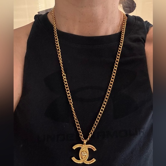 💯 Authentic CHANEL Vintage Chanel Gold Plated Turnlock Charm Necklace - Picture 4 of 4